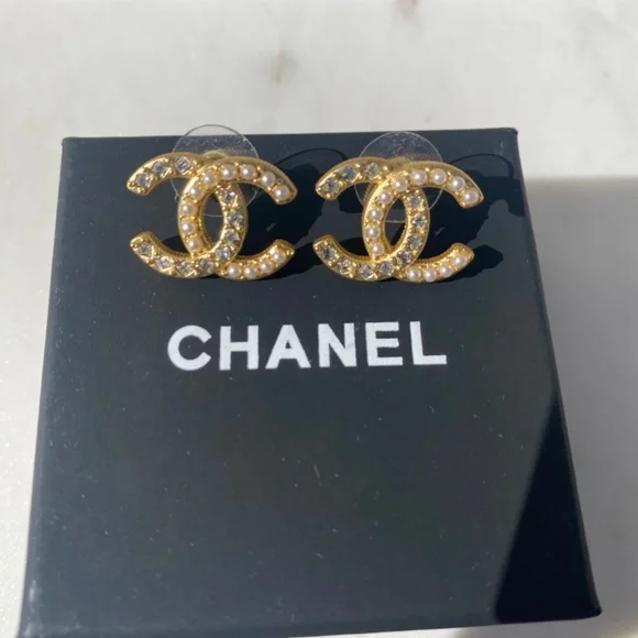 Chanel stud earrings in gold with pearls and crystals. - Picture 7 of 9